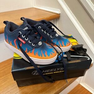 Heelys Flames Kids Size 2 LIKE NEW